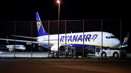 Ein Flugzeug der irischen Airline Ryanair steht auf dem Vorfeld des Flughafens Weeze. 