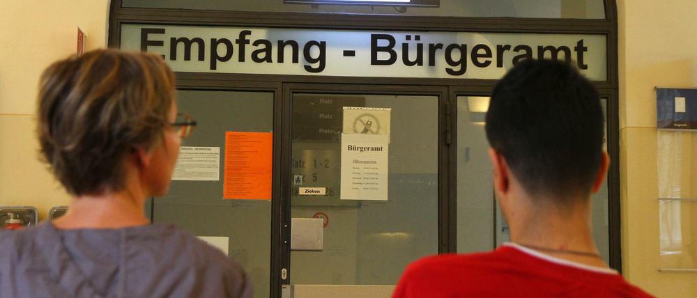 Wartende Besucher im Bürgeramt Charlottenburg-Wilmersdorf im Rathaus (Bild von 2012).