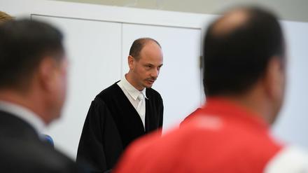 Der Vorsitzende Richter Jost Holtzmann (M) eröffnet im Gerichtssaal des Landgerichts den Prozess gegen den 48-jährige Angeklagten.