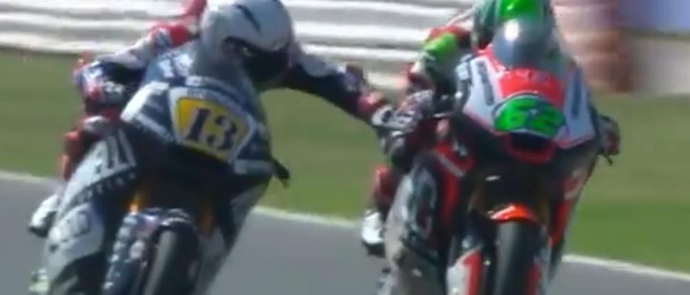 Die Attacke. Romano Fenati (l) fasst im Moto2-Rennen Stefano Manzi an die Bremse. 