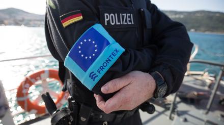 Ein Beamter der Bundespolizei bei einer Frontex-Mission vor der griechischen Insel Samos.