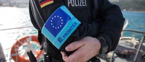 Ein Beamter der Bundespolizei bei einer Frontex-Mission vor der griechischen Insel Samos.
