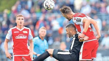 Hoch, höher, Hübner. Unions Innenverteidiger (r.) im Kopfballduell.