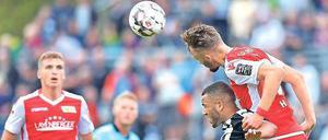 Hoch, höher, Hübner. Unions Innenverteidiger (r.) im Kopfballduell. 