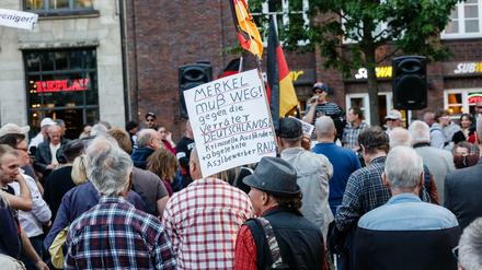 Zur "Merkel muss weg!" Kundgebung in Hamburg kamen 178 Menschen. 10.000 Gegendemonstranten nahmen hingegen an den Demos "Nazis und Rassisten entgegentreten!" und "Hamburger Stimmen gegen Rechts!" teil.