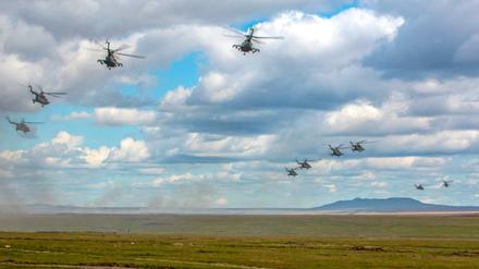 Russische Militärhubschrauber bei der Übung Wostok.