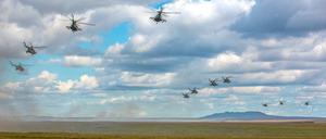 Russische Militärhubschrauber bei der Übung Wostok.