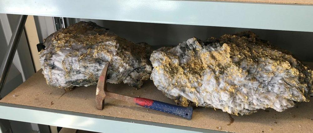 Ein 95 Kilogramm schwerer Stein und ein 63 Kilogramm schwerer Stein sind bisher die spektakulärsten Funde in der Beta-Hunt-Mine.