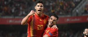 Marco Aensio (l.) und Dani Ceballos bejubeln eins von vielen Toren der Spanier gegen Kroatien.
