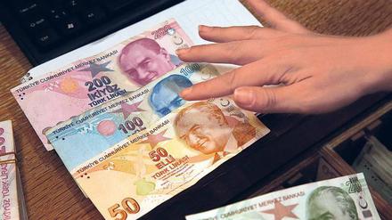 Türkische Lira. Die Entscheidung der Notenbank soll den Kurs stabilisieren – Kredite werden zugleich teurer. 