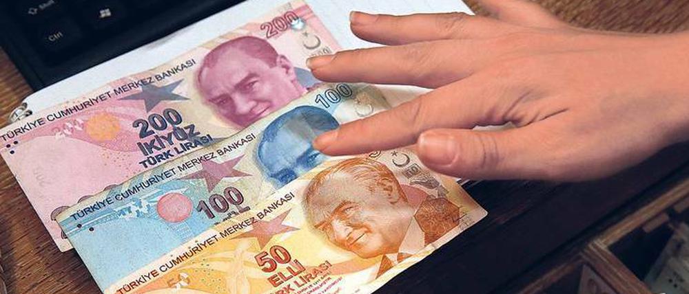 Türkische Lira. Die Entscheidung der Notenbank soll den Kurs stabilisieren – Kredite werden zugleich teurer.