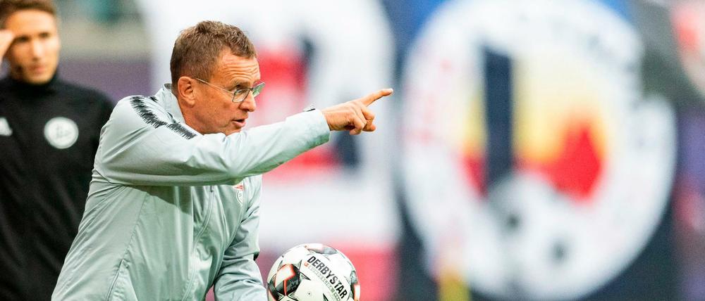 Wo geht es zum Sieg? Ralf Rangnick wartet noch auf den ersten Liga-Erfolg in dieser Saison.