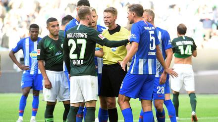 Strittige Entscheidung. Schiedsrichter Dingert musste sich vor allem für seine Elfmeterentscheidung rechtfertigen.