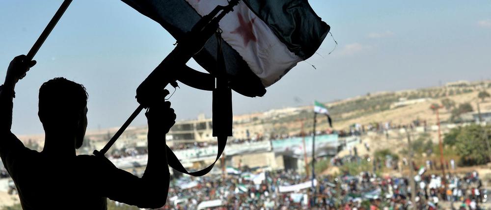 Mit einem Gewehr in der Hand protestiert ein Mann gegen die geplante Offensive des Regimes.