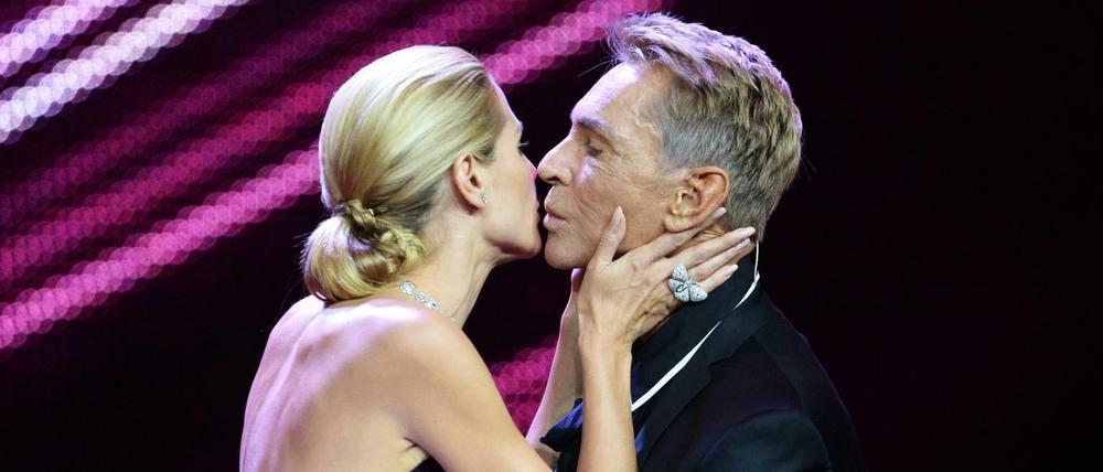 Auch Wolfgang Joop und Heidi Klum beherrschen den Wangenkuss - hier bei der Bambi-Verleihung.