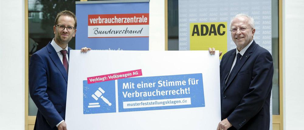 Klaus Müller, Vorstand des Bundesverbandes der Verbraucherzentralen, (l.) und ADAC-Präsident August Markl kündigen die Musterfeststellungsklage gegen den VW-Konzern in Berlin an.