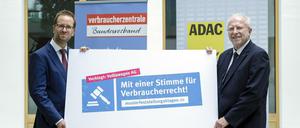 Klaus Müller, Vorstand des Bundesverbandes der Verbraucherzentralen, (l.) und ADAC-Präsident August Markl kündigen die Musterfeststellungsklage gegen den VW-Konzern in Berlin an. 