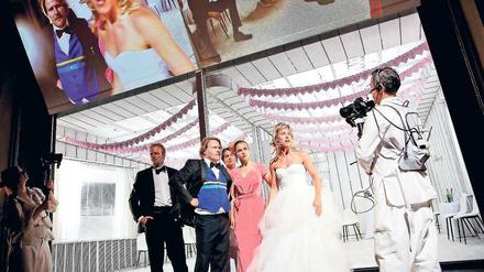 Die Hochzeit als Schlüsselmoment. Szene mit (von links nach rechts) Oliver Kraushaar, Peter Moltzen, Frank Genser, Stephanie Eidt, Sina Martens, Annika Meier und Benjamin Hartlöhner (Kamera). 