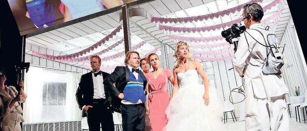 Die Hochzeit als Schlüsselmoment. Szene mit (von links nach rechts) Oliver Kraushaar, Peter Moltzen, Frank Genser, Stephanie Eidt, Sina Martens, Annika Meier und Benjamin Hartlöhner (Kamera).