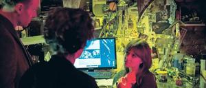Im Monsterkabinett vernehmen Karow (Mark Waschke) und Rubin (Meret Becker, Mitte) die junge Nele (Lilly Menke), eine Bekannte von Tom Menke.