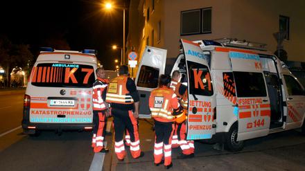 Rettungskräfte sind vor einem Gefängnis im Einsatz, nachdem mehrere in Abschiebehaft sitzende Männer ein Feuer in einer Zelle gelegt haben.