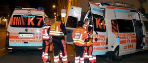 Rettungskräfte sind vor einem Gefängnis im Einsatz, nachdem mehrere in Abschiebehaft sitzende Männer ein Feuer in einer Zelle gelegt haben.
