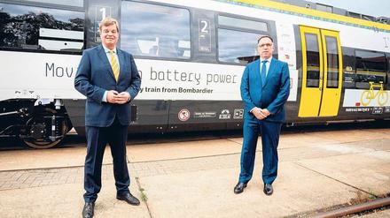 Innovation aus Hennigsdorf. Staatssekretär Enak Ferlemann (l.) und Bombardier-Deutschlandchef Michael Fohrer präsentieren den Batteriezug. 