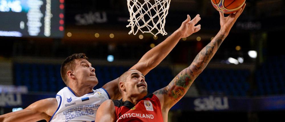 Maik Zirbes kontrollierte gegen die Esten (l. Maik-Kalev Kotsar) die Zone.