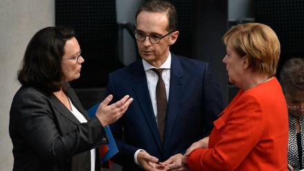 Andrea Nahles (SPD) im Gespräch mit Kanzlerin Angela Merkel (CDU) und Heiko Maas (SPD).