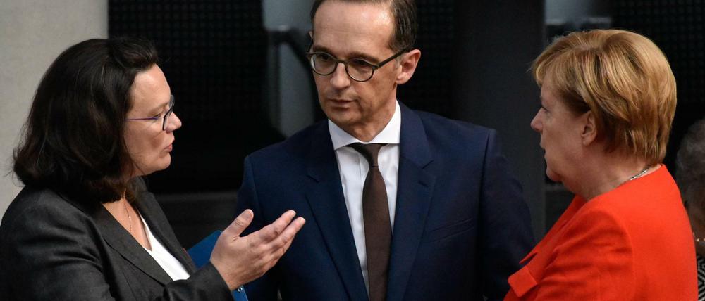 Andrea Nahles (SPD) im Gespräch mit Kanzlerin Angela Merkel (CDU) und Heiko Maas (SPD).