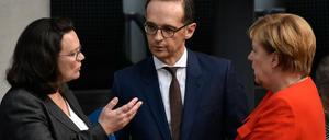 Andrea Nahles (SPD) im Gespräch mit Kanzlerin Angela Merkel (CDU) und Heiko Maas (SPD).