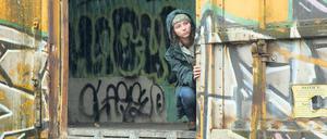 Moderne Hobos. Die 13-jährige Tom (Thomasin McKenzie) lebt mit ihrem Vater im Wald.