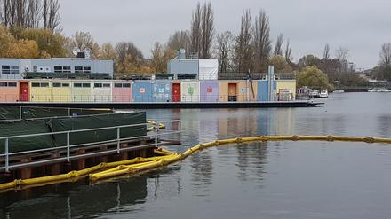 Das ehemalige Jugendclubschiff "Freibeuter" in der Rummelsburger Bucht.