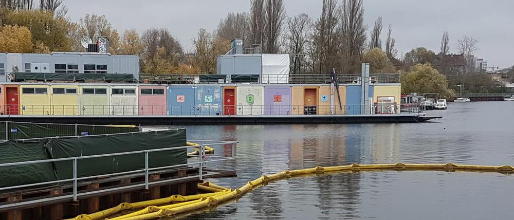 Das ehemalige Jugendclubschiff "Freibeuter" in der Rummelsburger Bucht.