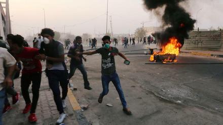 Iraker demonstrieren vor einigen Tagen in Basra gegen die schlechte Versorgung.