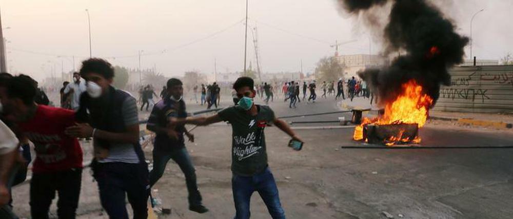 Iraker demonstrieren vor einigen Tagen in Basra gegen die schlechte Versorgung.