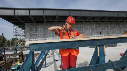Ein Hoch auf die Bauleute. Arbeiterin an Neuen Nationalgalerie.