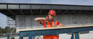 Ein Hoch auf die Bauleute. Arbeiterin an Neuen Nationalgalerie.