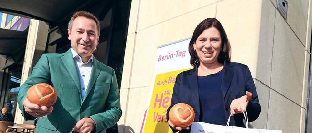 Gegen den Mangel: Bildungssenatorin Sandra Scheeres und Bäcker Klaus Wiedemann verteilten am Montag Brötchen und Tüten mit dem Aufdruck: „Kümmer dich um unsere Krümel.“ Mit der Kampagne will Scheeres Lehrkräfte und Erzieher werben und auf den Berlin-Tag am 22. September aufmerksam machen, eine Informationsmesse für angehende Pädagogen. Auch die Bäckerei Wiedemann sucht Fachkräfte.