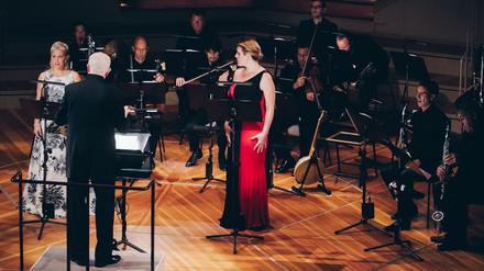 Die Sängerinnen Susanna Andersson (l.) und Krisztina Szabó mit George Benjamin am Pult und dem Mahler Chamber Orchestra. 
