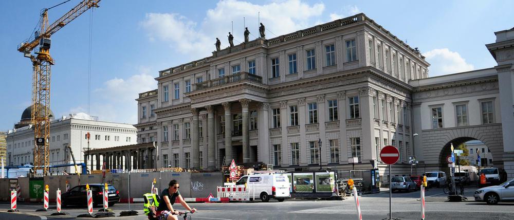 Rund um das Kronprinzenpalais soll ab 12. Oktober das Kunstprojekt "Dau" stattfinden, auf einem von einer Mauer-Replik umschlossenen Areal.