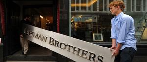 Ein Schild der insolventen Bank Lehman Brothers wird 2010 in einem Auktionshaus versteigert.