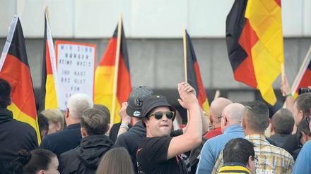 Menschen versammeln sich zu einer Demonstration, zu der die Rechten von "Pro Chemnitz" aufgerufen haben.