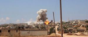 Eine Explosion nach einem Luftangriff der syrischen Regierung in Hobeit, in der Nähe von Idlib.