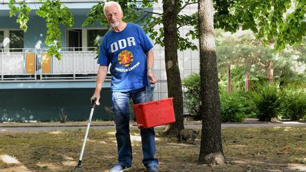 Wolfgang Rabe mit Zange unterwegs.