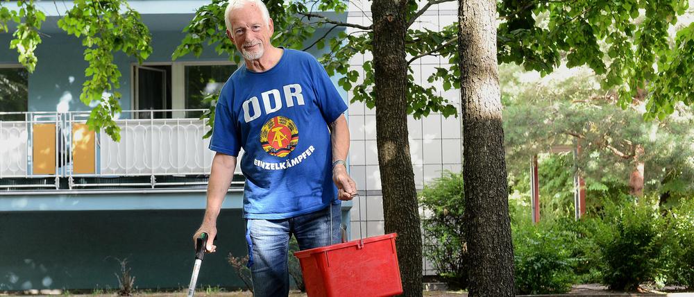 Wolfgang Rabe mit Zange unterwegs.