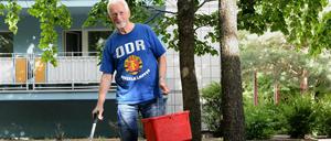 Wolfgang Rabe mit Zange unterwegs.