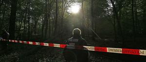 Eine Polizistin bewacht die Räumung der Protestcamps im Hambacher Forst.