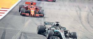 Er fährt nur hinterher. Sebastian Vettel liegt sechs Rennen vor Schluss schon 40 Punkte hinter dem Führenden Lewis Hamilton (r.). In Singapur wählte sein Ferrari-Team die falsche Reifenstrategie, so dass er am Ende nur Dritter wurde. 