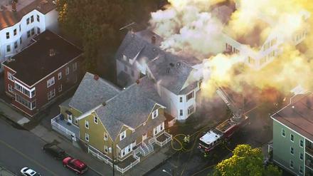 Dieses von Fernsehsender WCVB zur Verfügung gestellte Videostandbild zeigt Feuerwehrleute, die versuchen ein brennende Haus zu löschen.